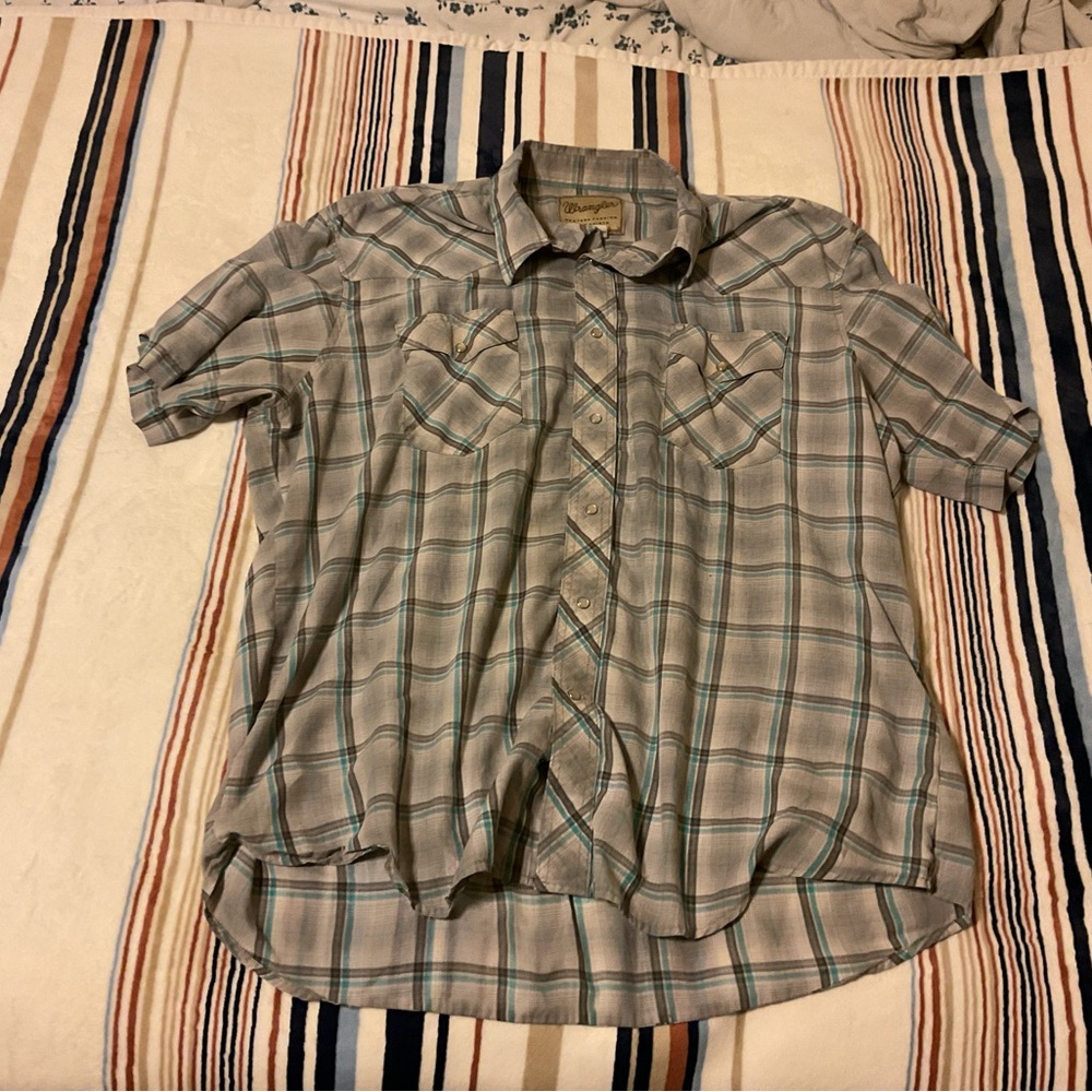 Wrangler Men's Gray and Blue Plaid Button Down Shirt